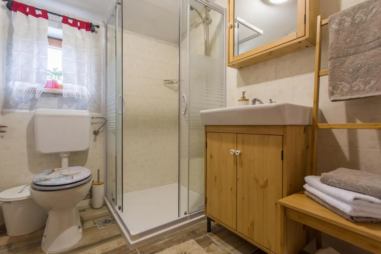 Nonna Stara Hotel Polje  0*, Polje (Krk)